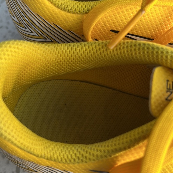 Boy’s Nike soccer shoes. - Picture 4 of 8